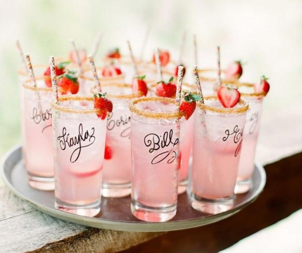 Three champagne flutes filled with champage