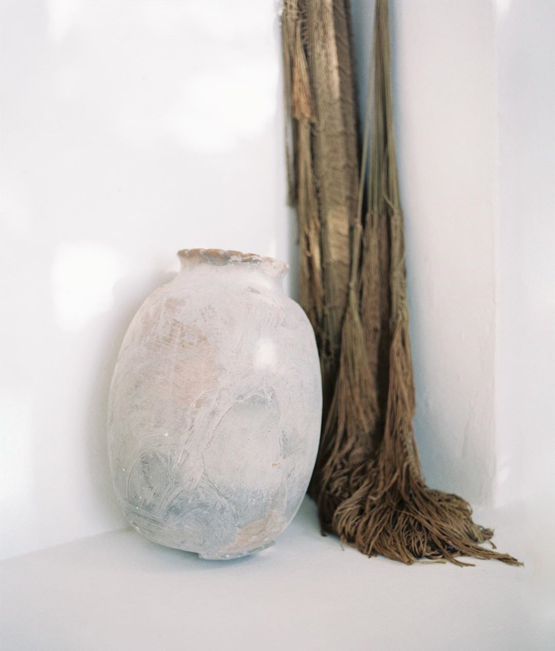 Today we're talking all about texture and design in the scope of wedding planning, and this neutral patina corner in Tulum captured by Kurt Boomer is the picture perfect example of why this design element makes all the difference in the world #neutralpalette #Tulumviews #weddingdesign // Willow & Oak Events