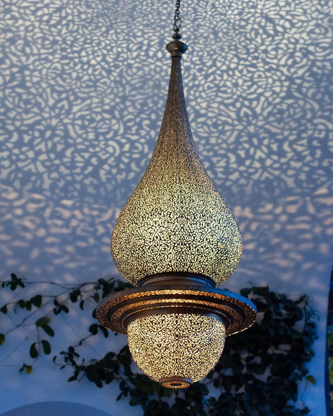 Today we're talking all about texture and design in the scope of wedding planning, and this Moroccan pendant glow is the picture perfect example of why this design element makes all the difference in the world #weddinglights #moroccaninterior #weddingdesign // Willow & Oak Events