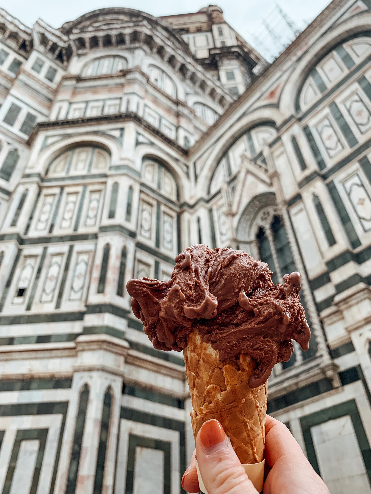 Traveling through Tuscany has become increasingly popular for modern romantics, whether it’s for honeymooning or multi-day destination weddings. Having lived in multiple Italian cities, we’re sharing our go-to spots for places to stay, restaurants to dine, activities to indulge in and other insider tips on the Willow & Oak journal with couples in mind. Read on to discover some of Italy’s best kept secrets and begin your Tuscan daydreams now! #destinationwedding #honeymoondestinations #tuscany