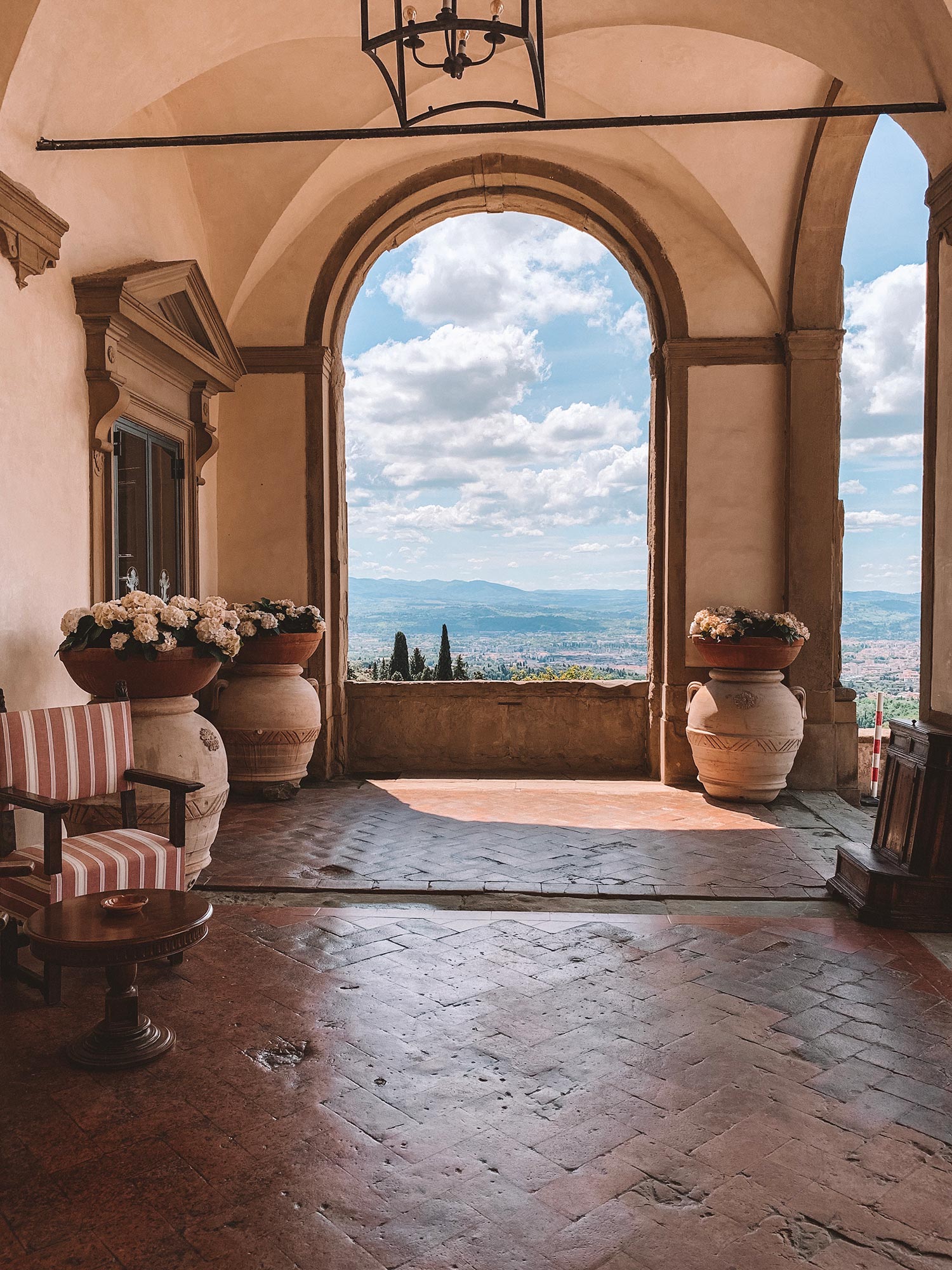 Traveling through Tuscany has become increasingly popular for modern romantics, whether it’s for honeymooning or multi-day destination weddings. Having lived in multiple Italian cities, we’re sharing our go-to spots for places to stay, restaurants to dine, activities to indulge in and other insider tips on the Willow & Oak journal with couples in mind. Read on to discover some of Italy’s best kept secrets and begin your Tuscan daydreams now! #destinationwedding #honeymoondestinations #tuscany