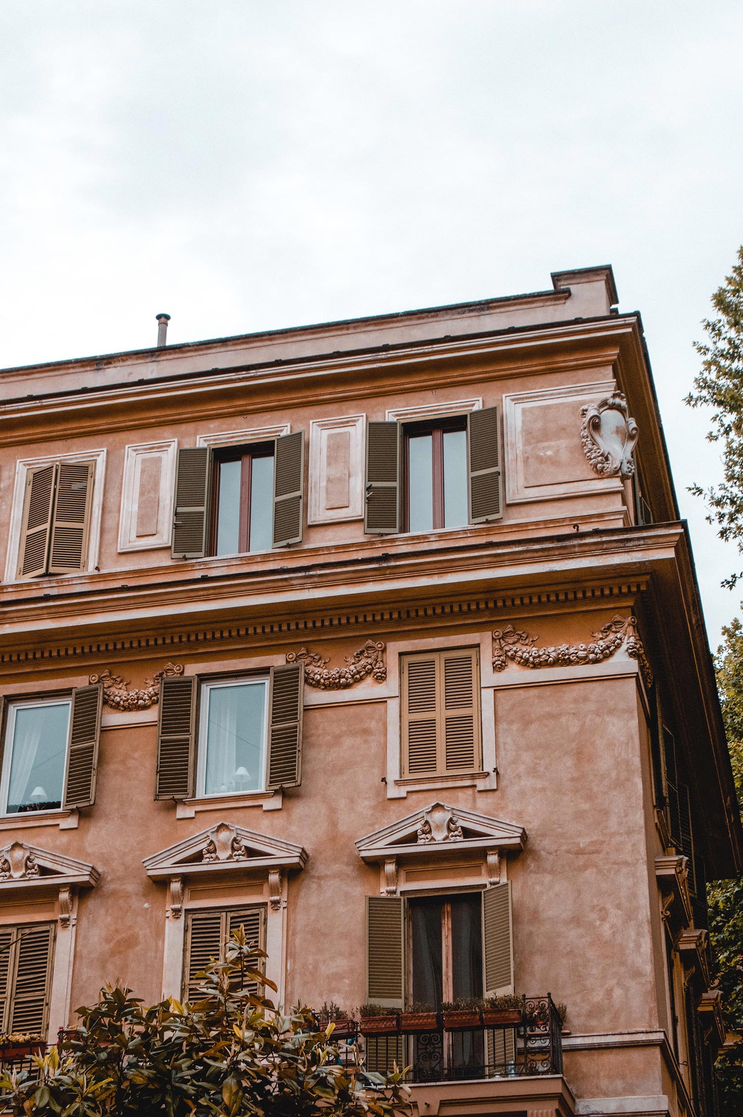 Traveling through Tuscany has become increasingly popular for modern romantics, whether it’s for honeymooning or multi-day destination weddings. Having lived in multiple Italian cities, we’re sharing our go-to spots for places to stay, restaurants to dine, activities to indulge in and other insider tips on the Willow & Oak journal with couples in mind. Read on to discover some of Italy’s best kept secrets and begin your Tuscan daydreams now! #destinationwedding #honeymoondestinations #tuscany