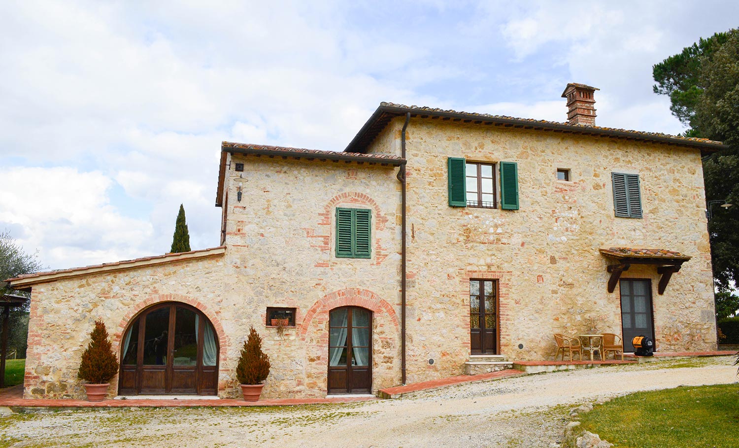 Traveling through Tuscany has become increasingly popular for modern romantics, whether it’s for honeymooning or multi-day destination weddings. Having lived in multiple Italian cities, we’re sharing our go-to spots for places to stay, restaurants to dine, activities to indulge in and other insider tips on the Willow & Oak journal with couples in mind. Read on to discover some of Italy’s best kept secrets and begin your Tuscan daydreams now! #destinationwedding #honeymoondestinations #tuscany