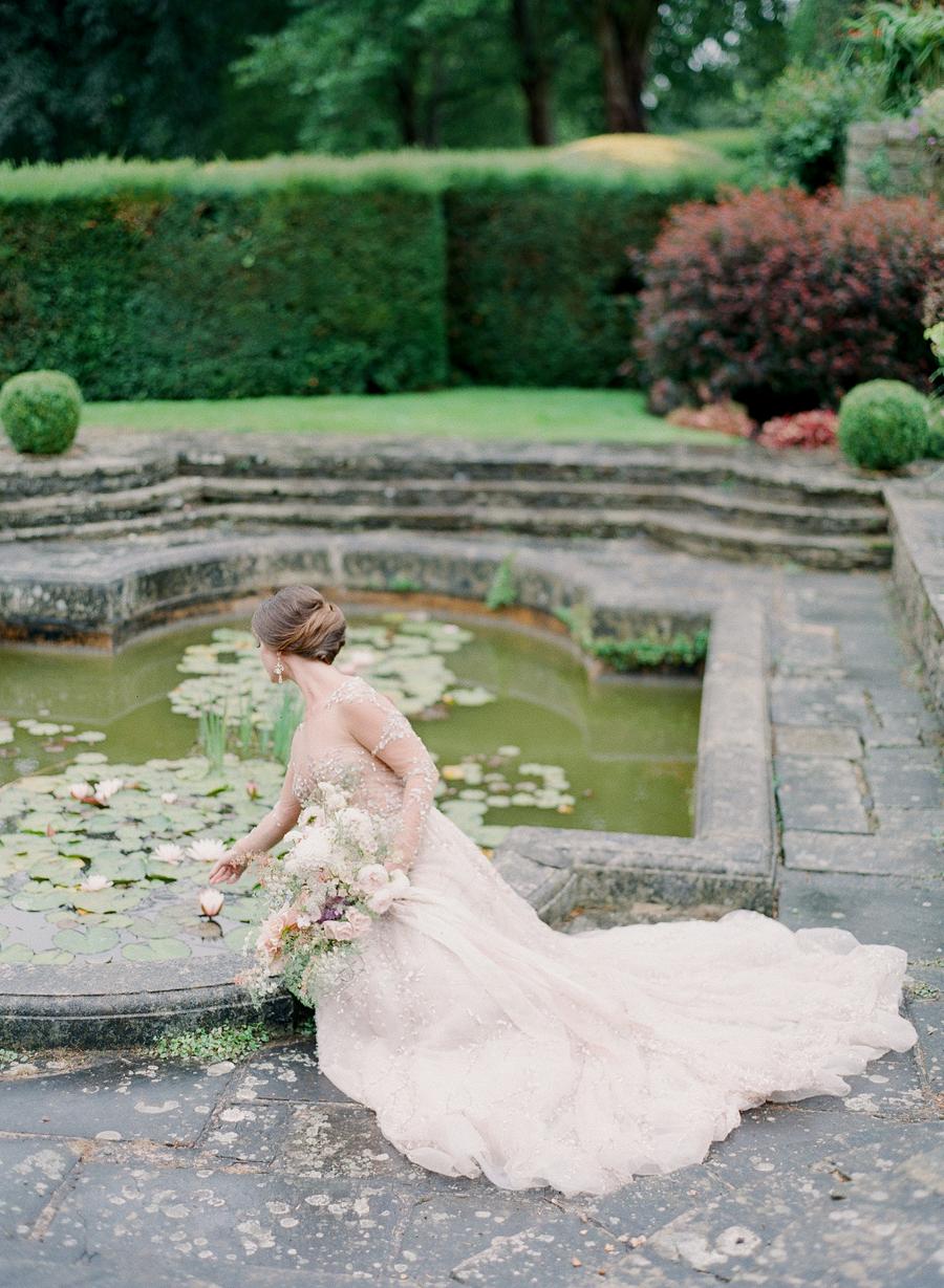 Wondering how to give charitable donations in lieu of wedding favors? We are sharing our How To guide from a wedding planner perspective to give you a clear, etiquette-approved roadmap of how to approach this wedding favor trend on the up + up.