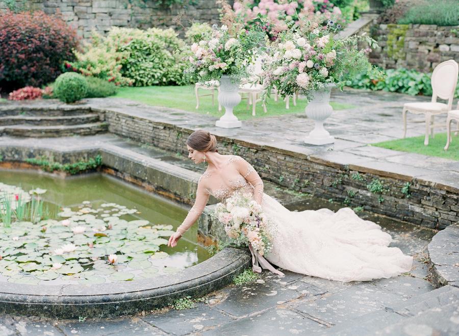 Luxury English garden wedding with a Lee Petra Grebenau bridal gown and crystal chandelier drop earrings from Sibo Designs || Photography by Julie Livingston with planning + design by Willow and Oak Events