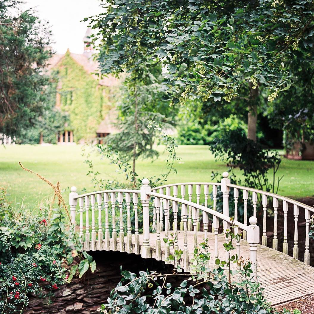 We're sharing the most important considerations to keep in mind for a private estate wedding to help you clarify your vision, determine your priorities and confirm if this wedding style is right for you. See more on the Willow & Oak Journal! #tentedwedding #outdoorwedding #athomewedding