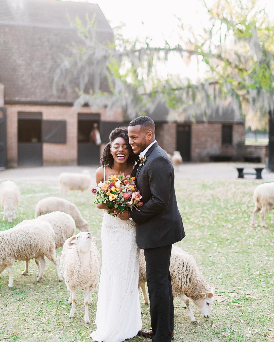 This Charleston wedding florist is sharing her top tips for how couples should approach floral design for their weddings, what questions they should ask potential florists, how to set the right ambiance using flowers and more! Head to the Willow & Oak journal for all the insights now #engaged #weddingflorist #weddingflowers #charlestonwedding