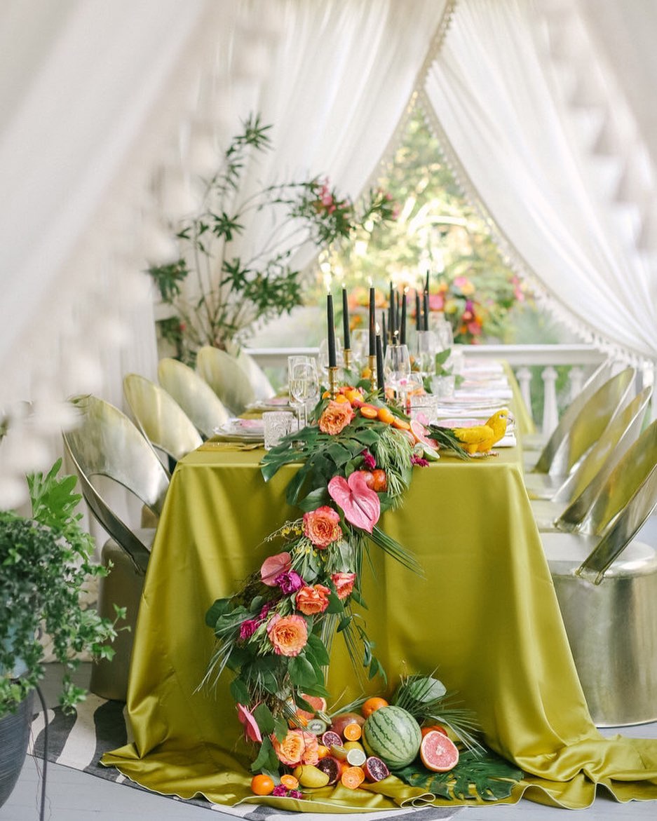 This Charleston wedding florist is sharing her top tips for how couples should approach floral design for their weddings, what questions they should ask potential florists, how to set the right ambiance using flowers and more! Head to the Willow & Oak journal for all the insights now #engaged #weddingflorist #weddingflowers #charlestonwedding