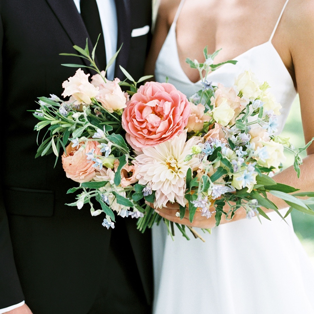 This Charleston wedding florist is sharing her top tips for how couples should approach floral design for their weddings, what questions they should ask potential florists, how to set the right ambiance using flowers and more! Head to the Willow & Oak journal for all the insights now #engaged #weddingflorist #weddingflowers #charlestonwedding