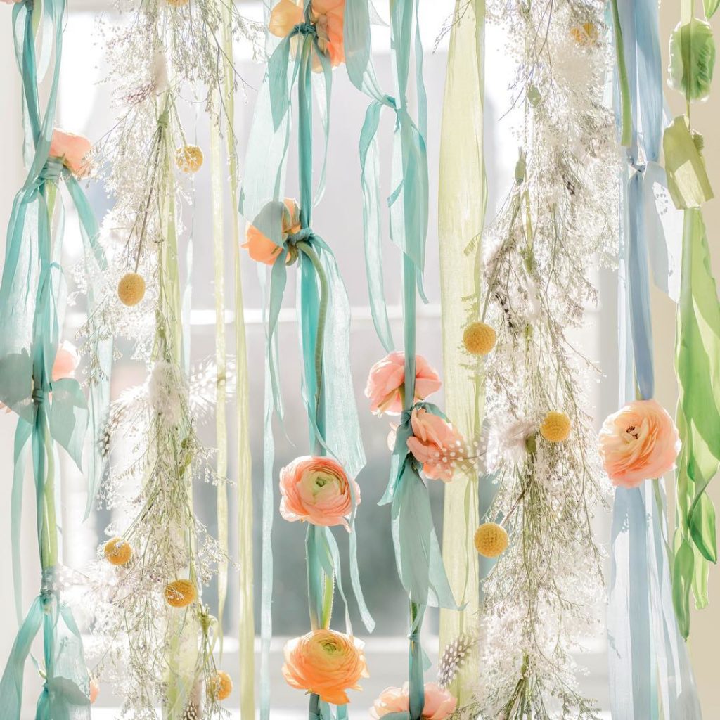 This Charleston wedding florist is sharing her top tips for how couples should approach floral design for their weddings, what questions they should ask potential florists, how to set the right ambiance using flowers and more! Head to the Willow & Oak journal for all the insights now #engaged #weddingflorist #weddingflowers #charlestonwedding