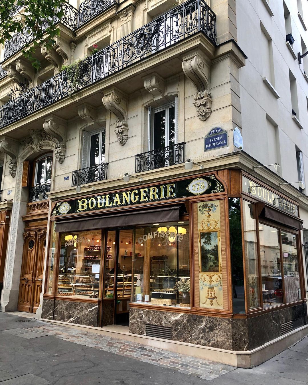 The exterior of Boulangerie Vandermeersch with Art Nouveau style paneling