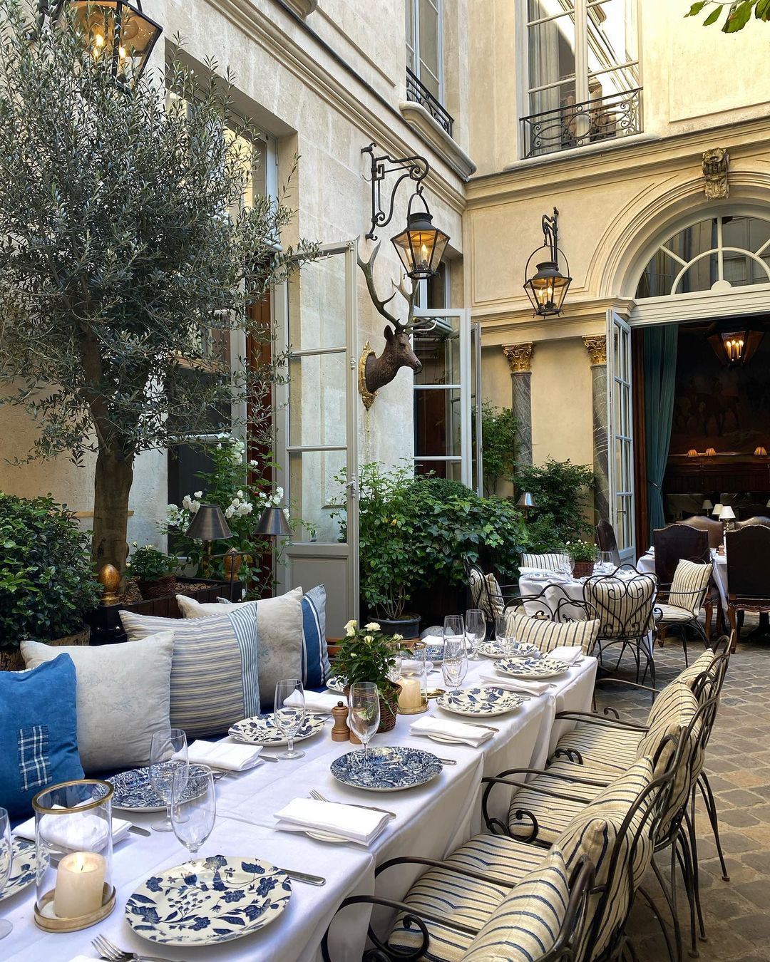 The blue + white garden courtyard dining at Ralph's Paris